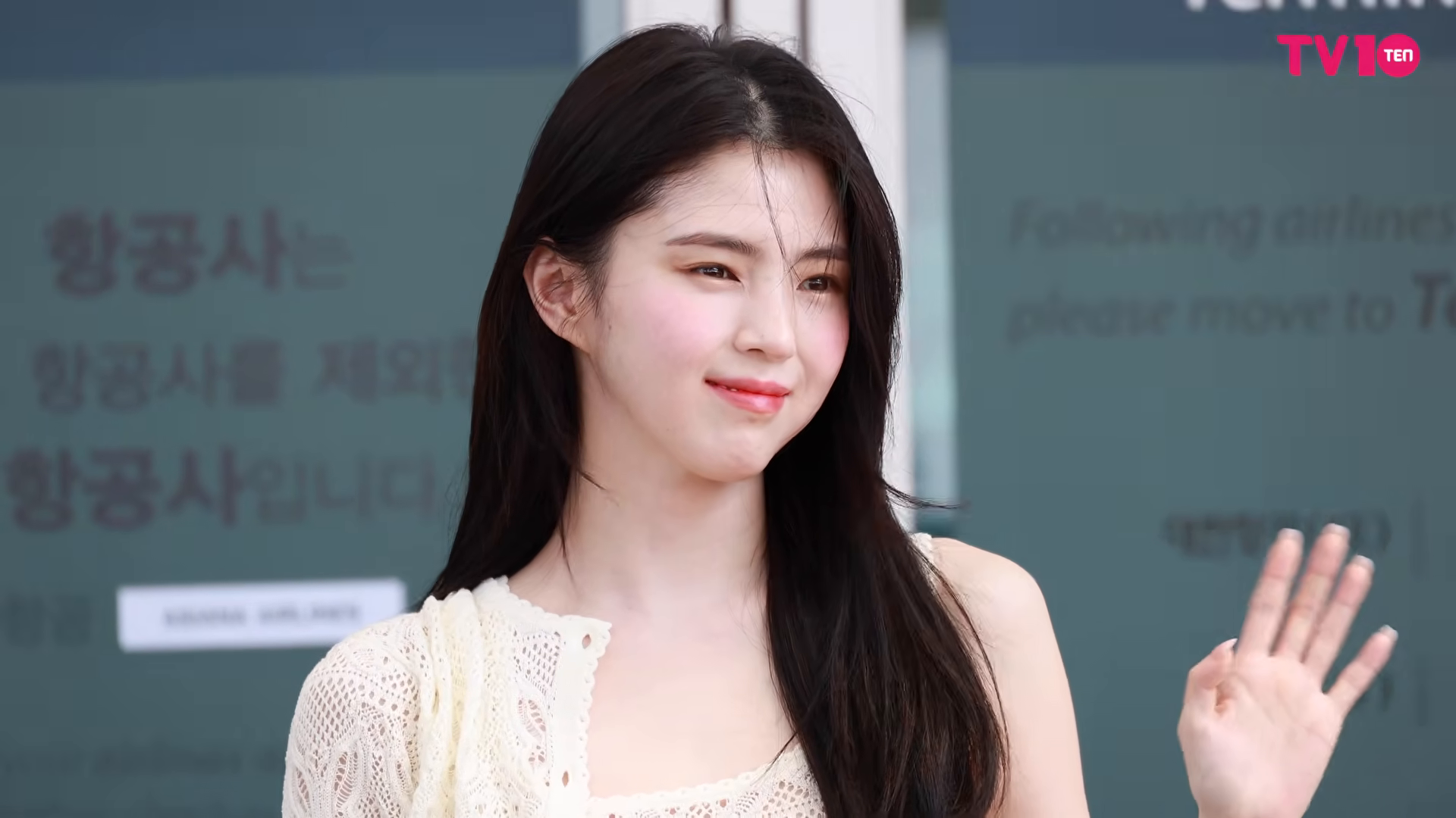 Han So-hee waves to photographers at Incheon International Airport on May 25, 2025, in archival footage from TV10.